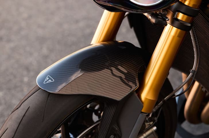 Race-inspired carbon fibre front mudguard.